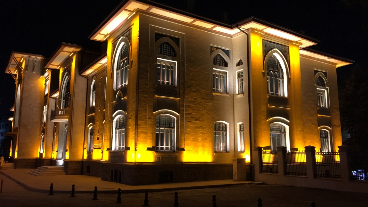 نورپردازی نمای آپارتمان / نورپردازی نمای ساختمان / تجهیزات نورپردازی ساختمان / برقکارماهر نورپردازی